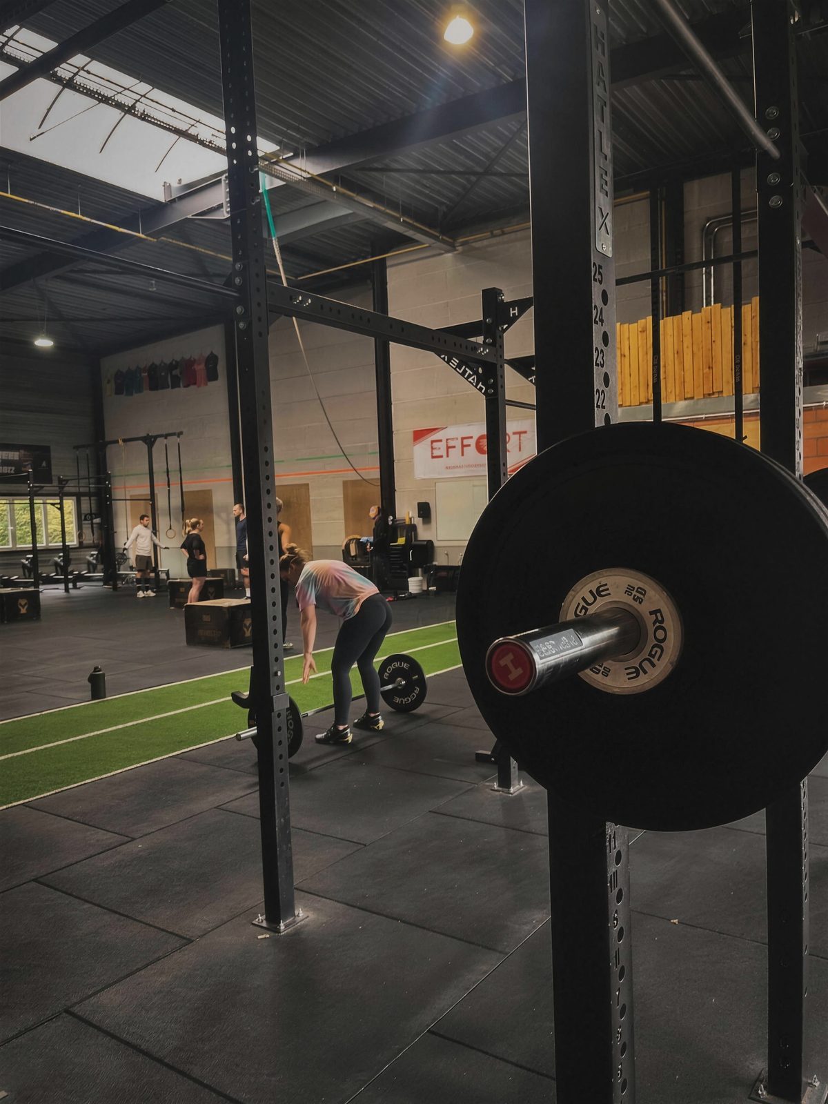 Geladen barbell op de gym vloer
